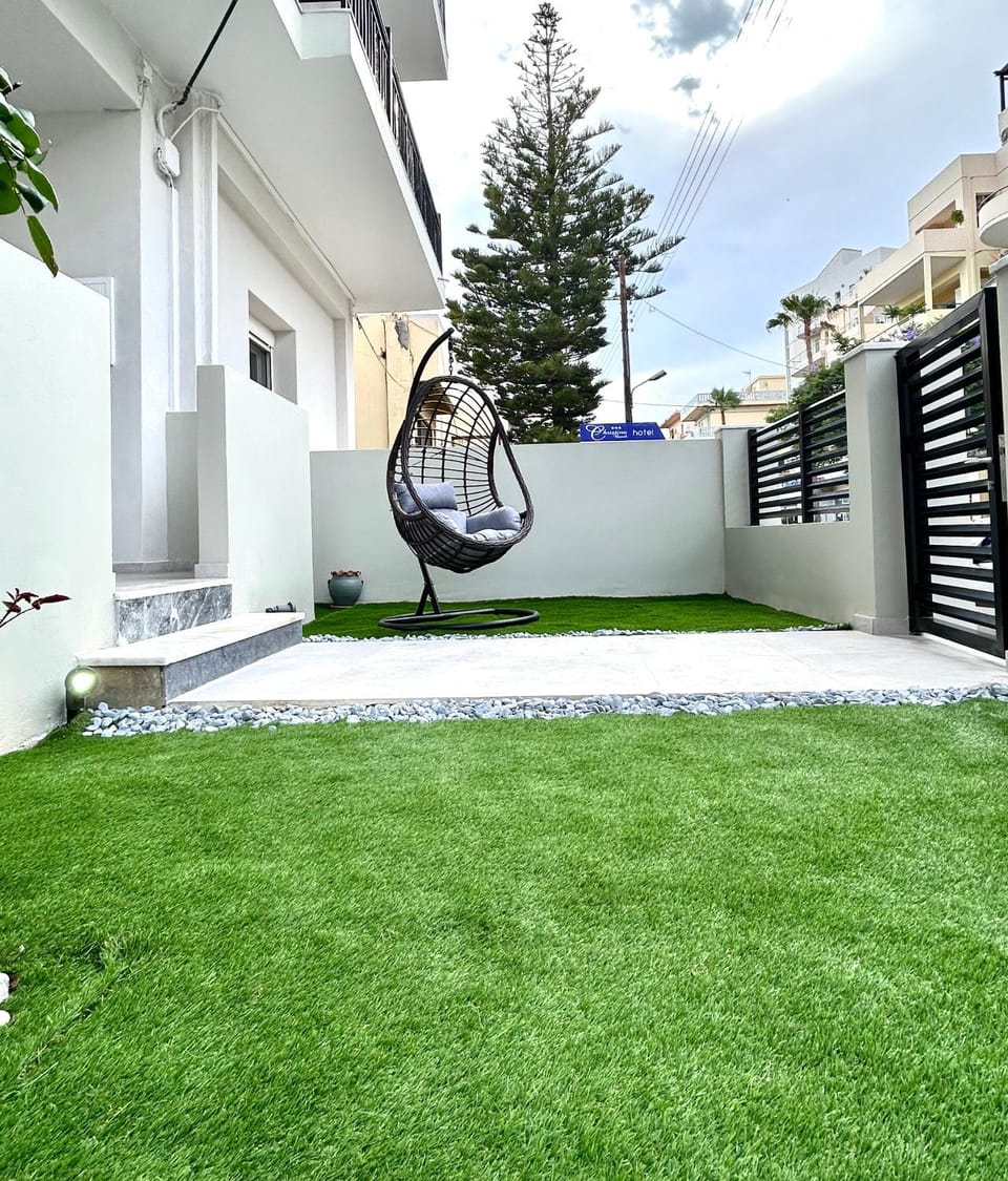Property building, Patio, Day, Garden, Garden view, sunbed