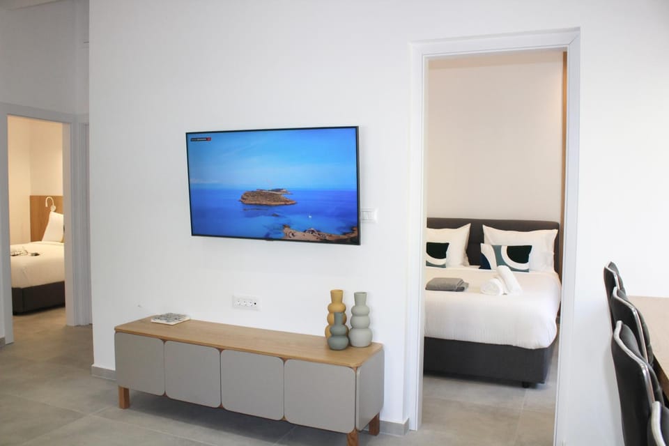 Bed, TV and multimedia, Photo of the whole room, Bedroom