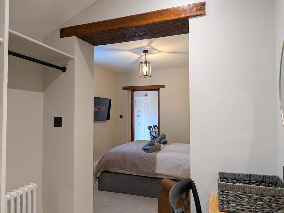 Bed, TV and multimedia, Bedroom