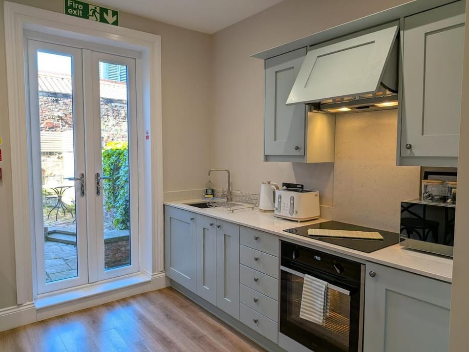 Coffee/tea facilities, Kitchen or kitchenette, stove, toaster