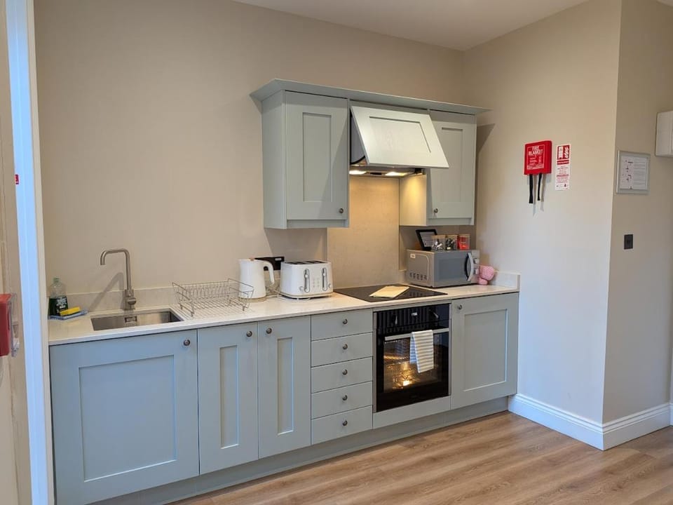 Coffee/tea facilities, Kitchen or kitchenette, oven, stove, toaster