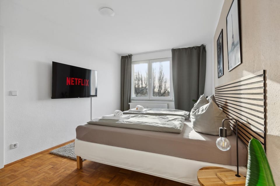 Bed, TV and multimedia, Photo of the whole room, Bedroom