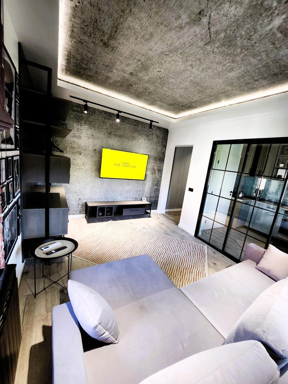 Communal lounge/ TV room, TV and multimedia, Living room, Photo of the whole room, Seating area, Bedroom