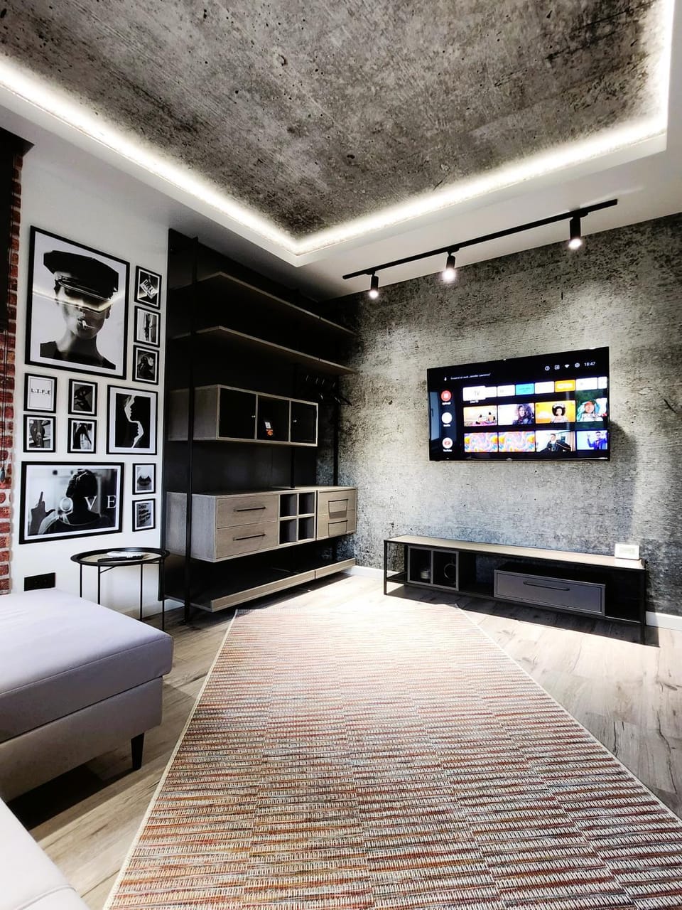 TV and multimedia, Living room, Photo of the whole room, Seating area, Bedroom