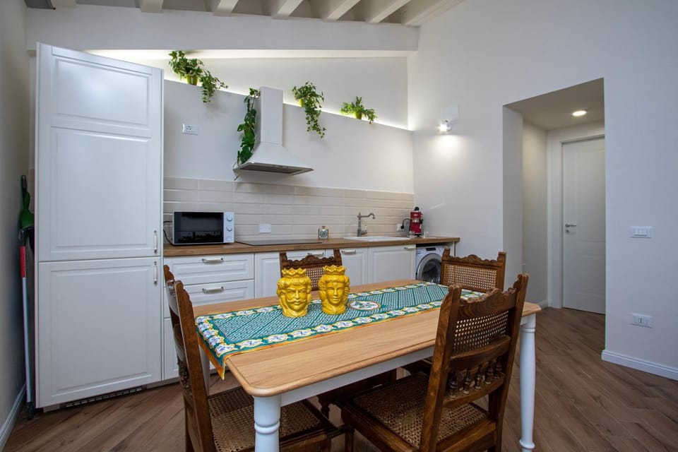 Kitchen or kitchenette, Dining area, minibar, stove