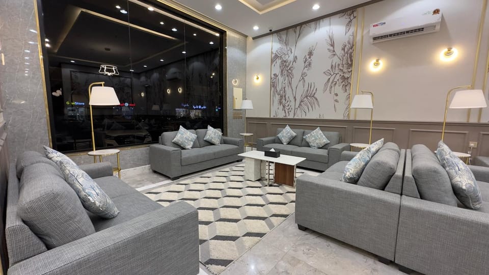 Communal lounge/ TV room, Lobby or reception
