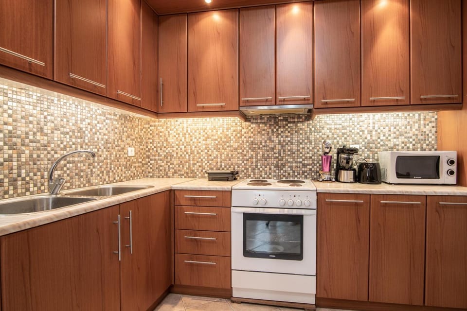 Coffee/tea facilities, microwave, stove, kitchen