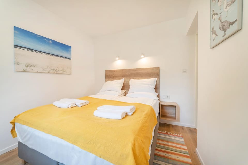 Bed, Bedroom, towels