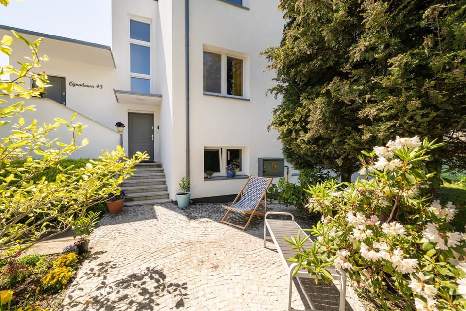 Property building, Day, Garden, Garden view, sunbed