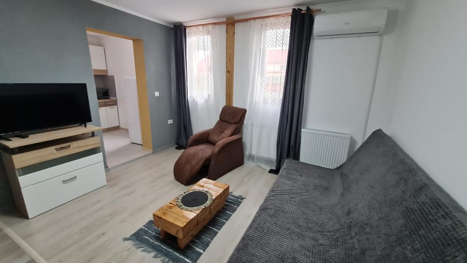 Communal lounge/ TV room, TV and multimedia, Living room, Seating area, Evening entertainment, air conditioner