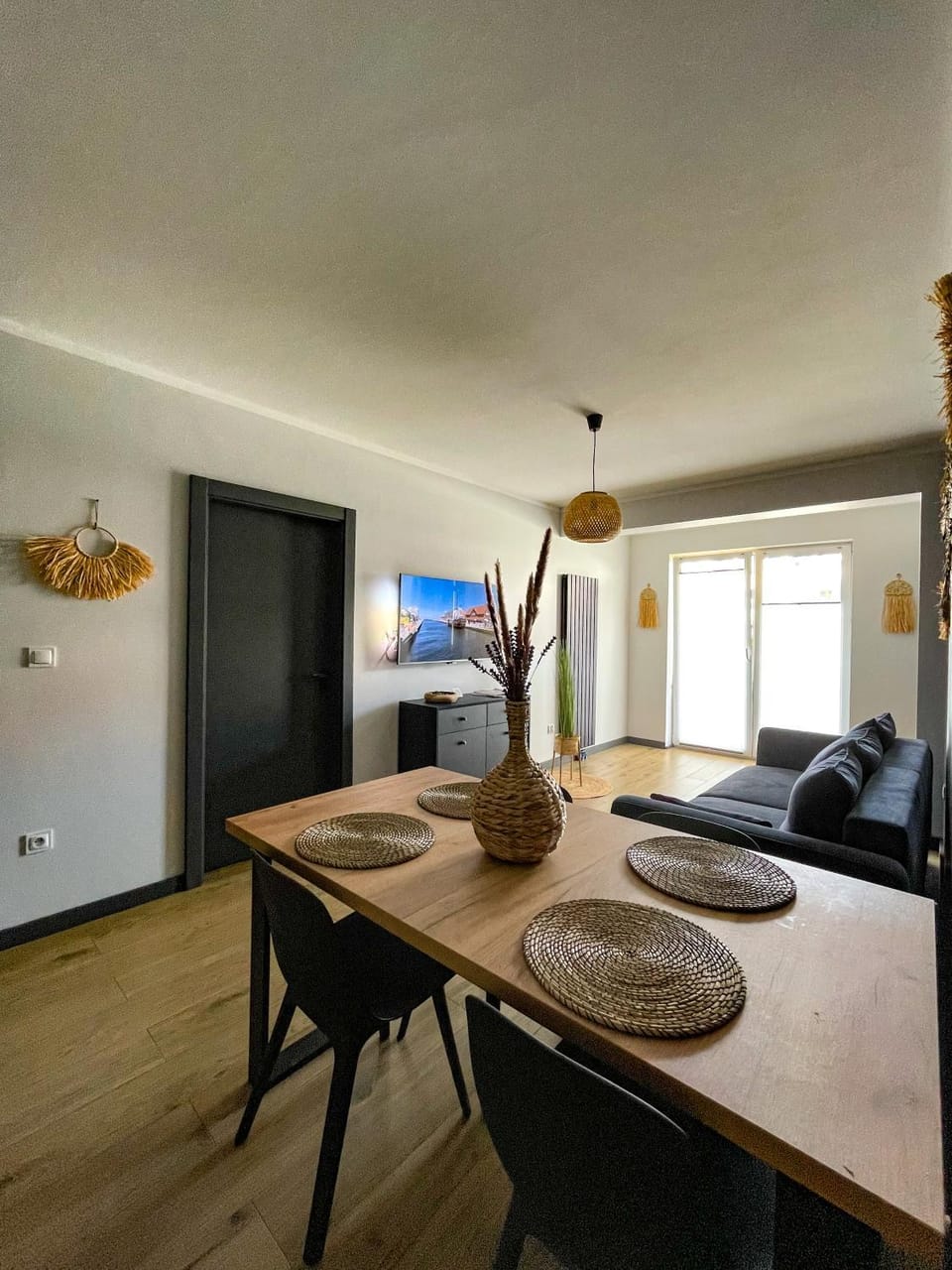 TV and multimedia, Living room, Photo of the whole room, Seating area, Dining area