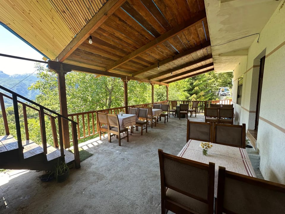 Natural landscape, Balcony/Terrace, Dining area, Mountain view
