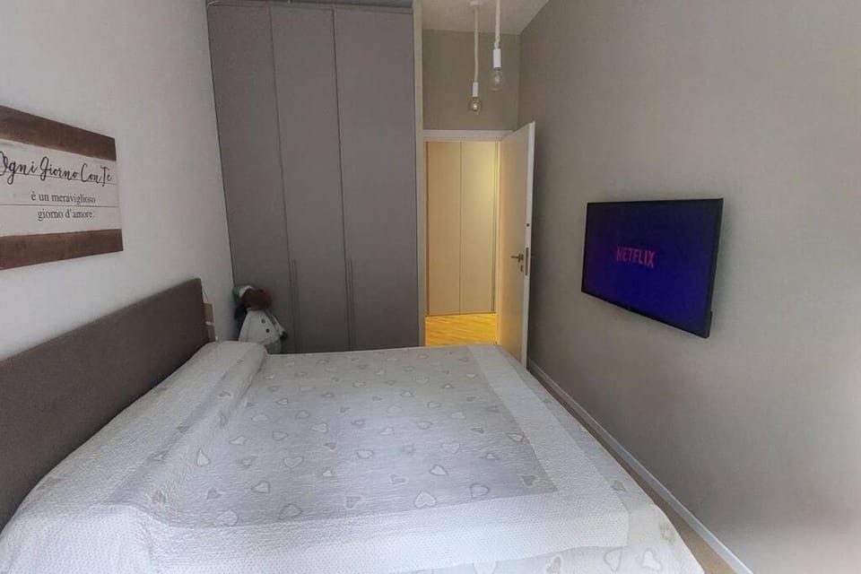 TV and multimedia, Photo of the whole room, Bedroom