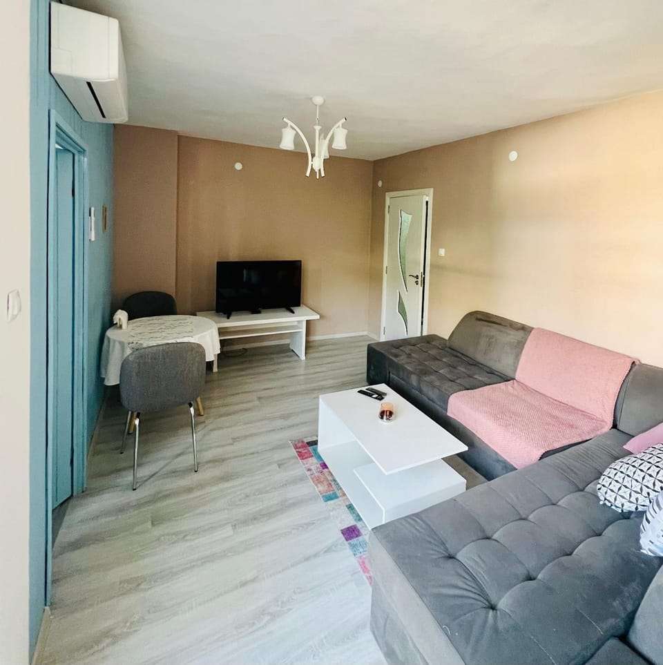 Communal lounge/ TV room, TV and multimedia, Living room, Seating area, Evening entertainment