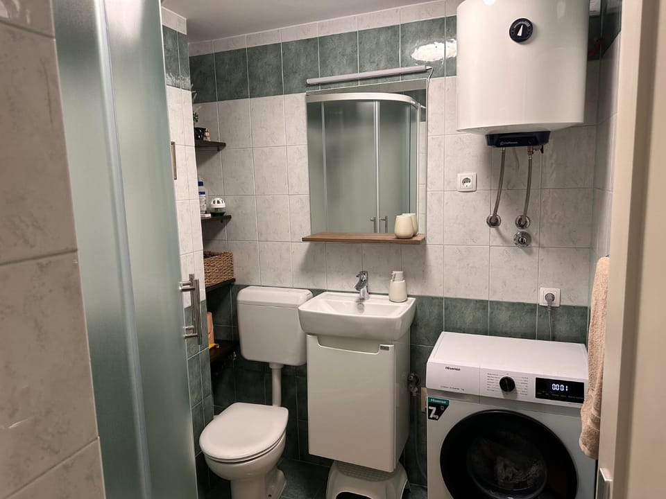 Shower, Toilet, Bathroom, towels, washing machine