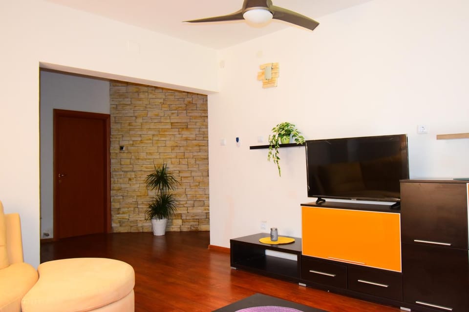 Communal lounge/ TV room, TV and multimedia, fireplace