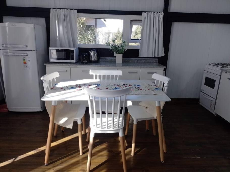 Kitchen or kitchenette, Dining area, oven, stove
