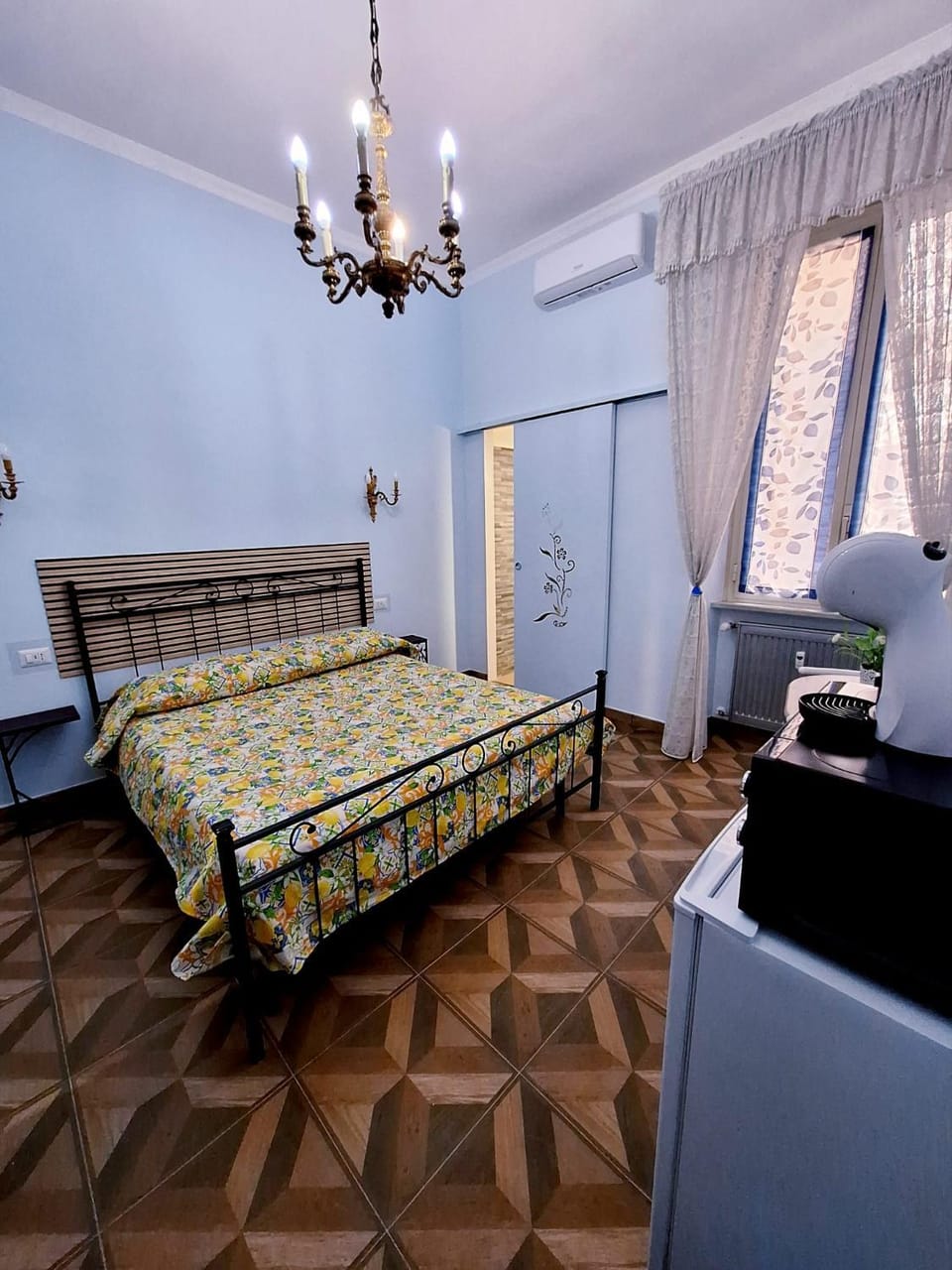 Photo of the whole room, air conditioner