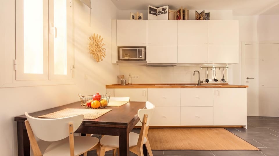 Kitchen or kitchenette, Dining area