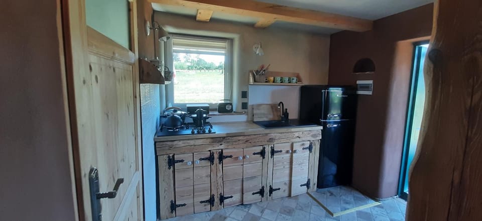 Kitchen or kitchenette, oven