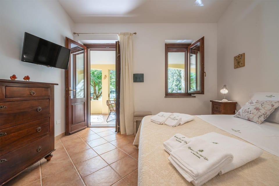 Bed, TV and multimedia, Bedroom, Garden view, Garden view, Mountain view, Street view, Quiet street view, Inner courtyard view, heating, wardrobe, air conditioner, air conditioner