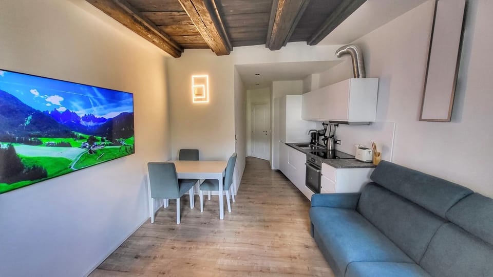TV and multimedia, Coffee/tea facilities, Kitchen or kitchenette, Seating area, Dining area