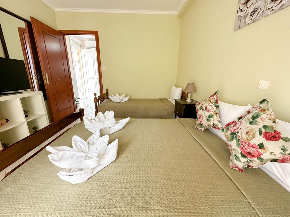 Bed, TV and multimedia, Bedroom
