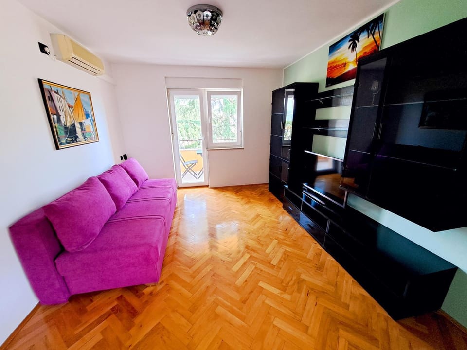 Communal lounge/ TV room, TV and multimedia, Living room, Seating area