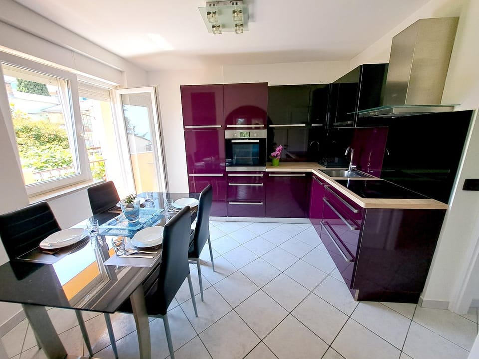 Kitchen or kitchenette, Dining area, dishwasher, pet friendly, stove
