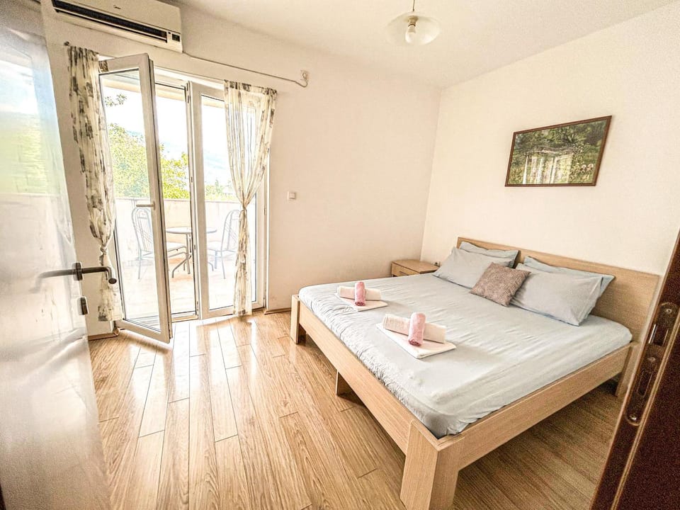 Bed, Balcony/Terrace, Photo of the whole room, Bedroom, towels, air conditioner