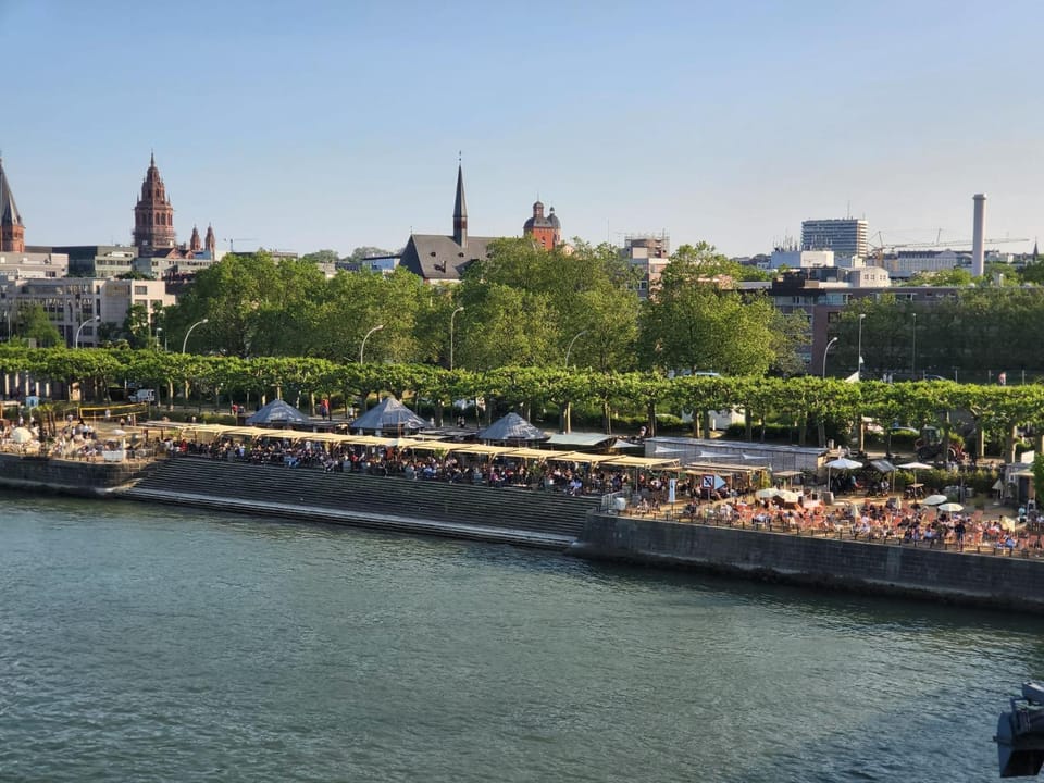 Nearby landmark, Day, City view, River view, Location, group of guests