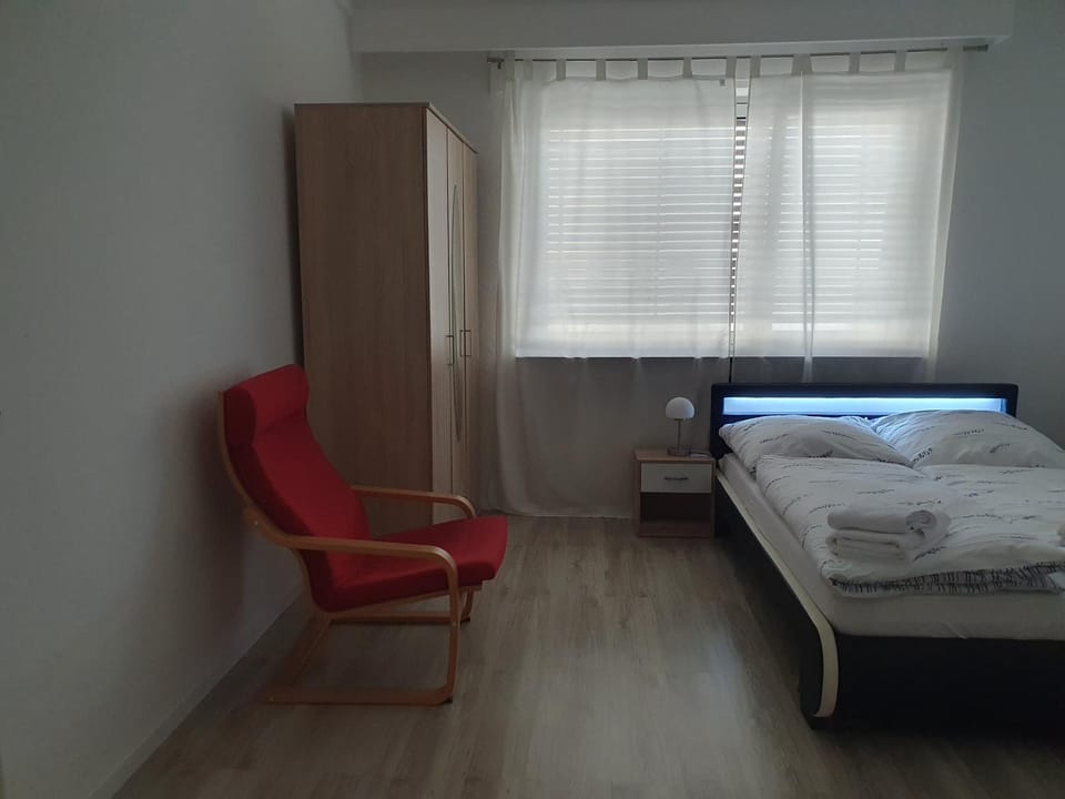 Staff, People, Photo of the whole room, Decorative detail, Bedroom, heating, locker, towels