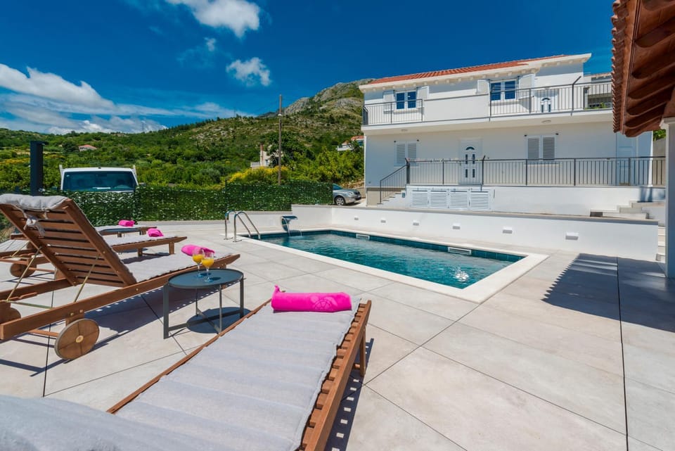 Property building, Natural landscape, Swimming pool, sunbed