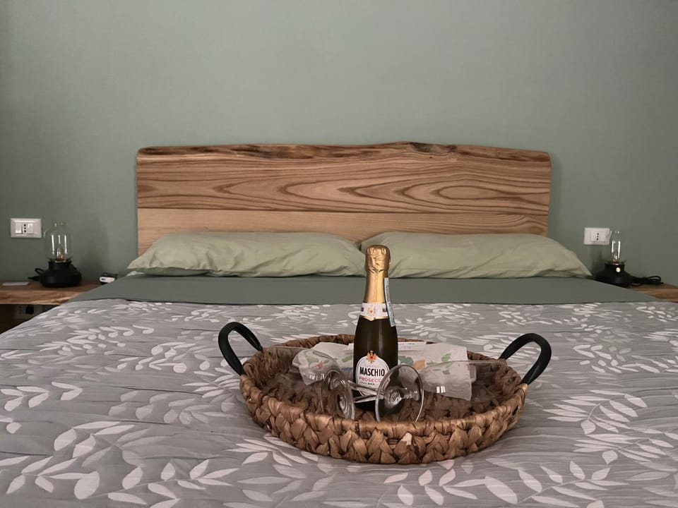 Bed, Food and drinks, Photo of the whole room, Bedroom, Drinks, Alcoholic drinks