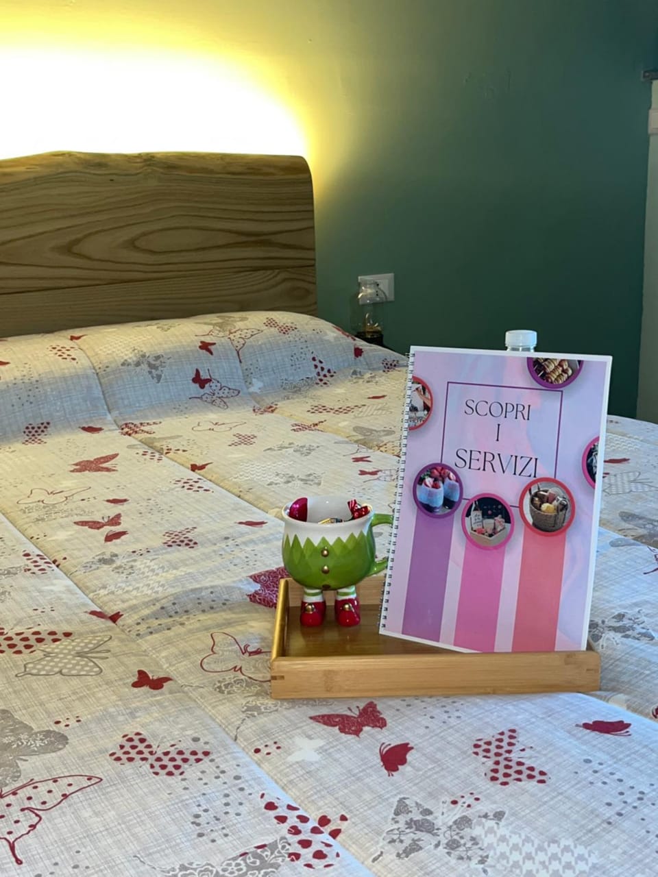 Bed, Food and drinks, Photo of the whole room, Bedroom, Food