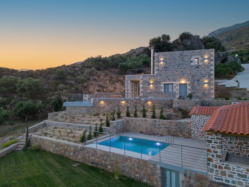 Property building, Day, Natural landscape, Pool view, Swimming pool, Sunrise, Sunset, sunbed