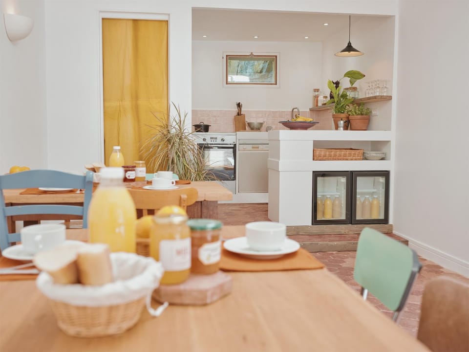 Kitchen or kitchenette, Food and drinks, Dining area, Food
