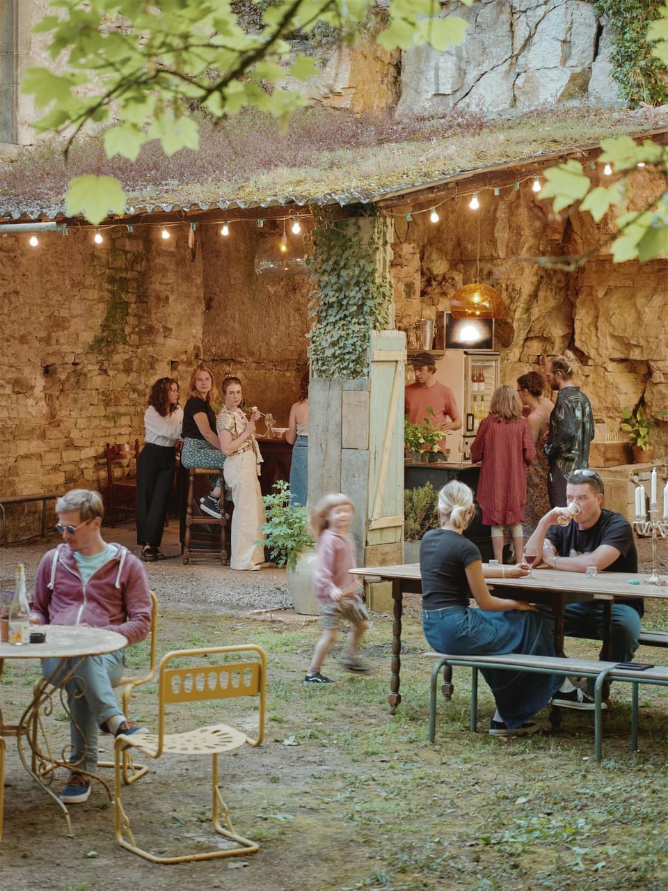 Restaurant/places to eat, People, Garden, Lounge or bar, Food and drinks, group of guests
