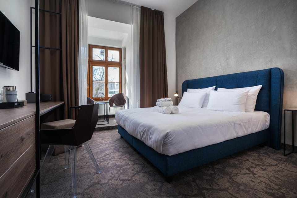 Bedroom, City view