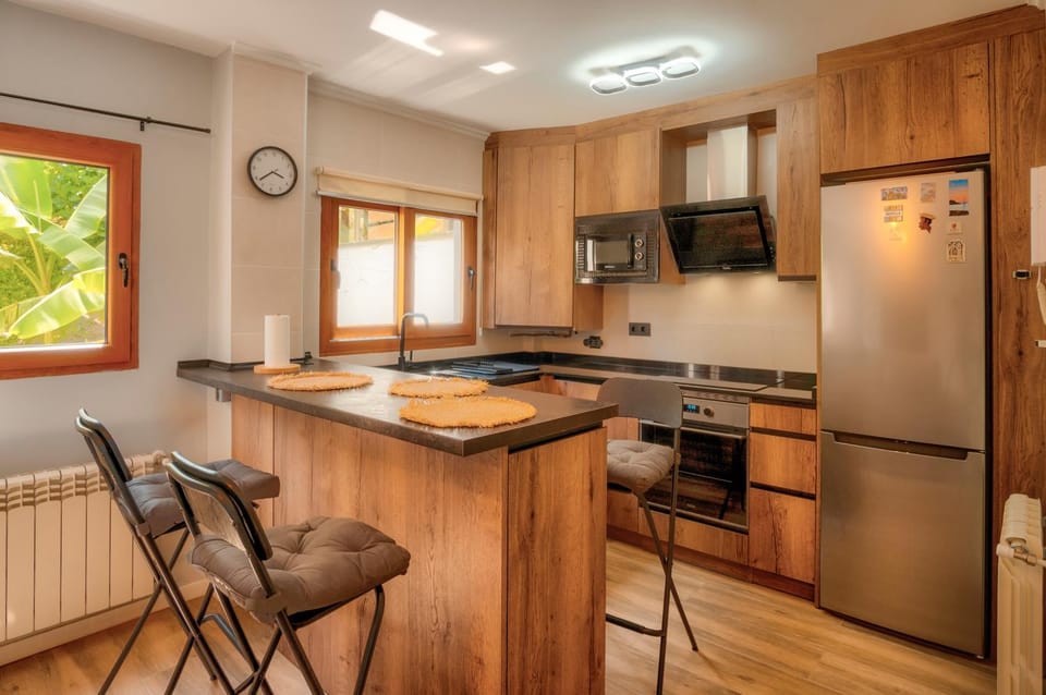 Kitchen or kitchenette, Dining area, dishwasher, microwave, oven, stove, washing machine