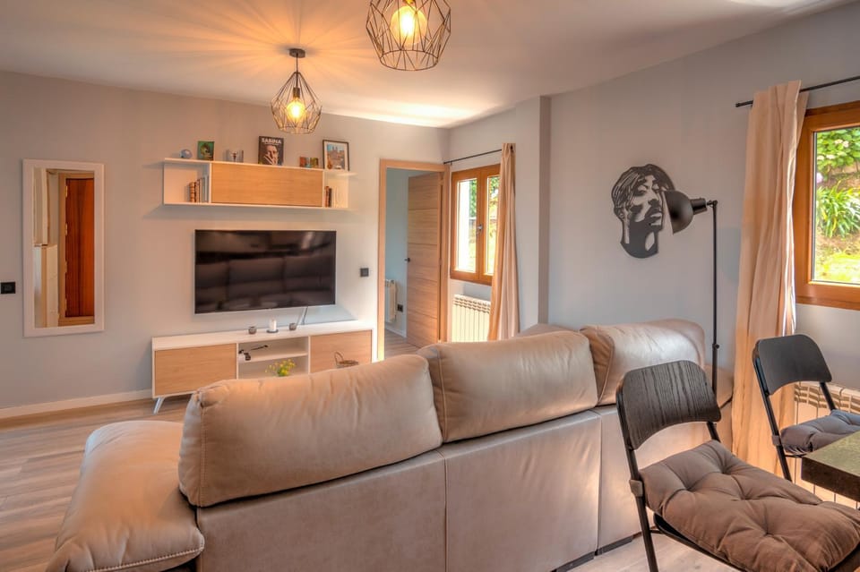 TV and multimedia, Living room, Lounge or bar, Seating area