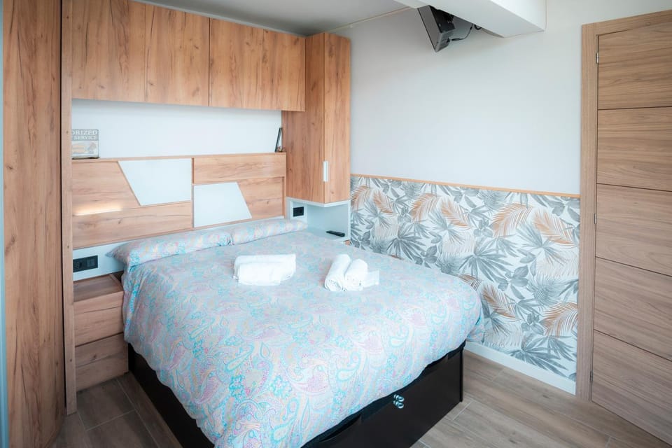 Bed, TV and multimedia, Photo of the whole room, Bedroom, Mountain view, Sea view, internet, towels, wardrobe