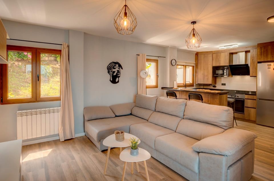 Kitchen or kitchenette, Living room, Seating area, Dining area, stove