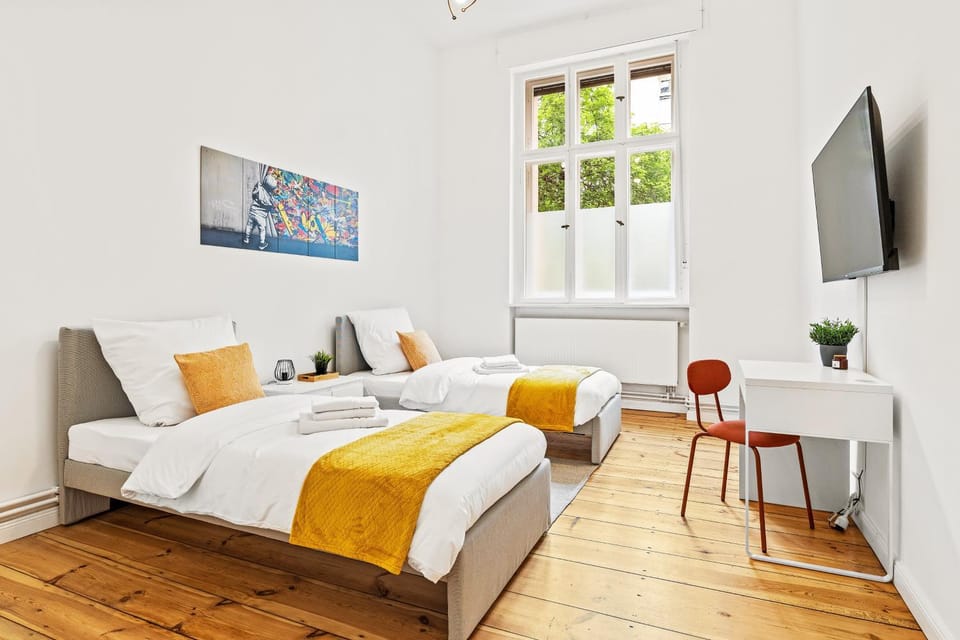 Bed, TV and multimedia, Photo of the whole room, Bedroom