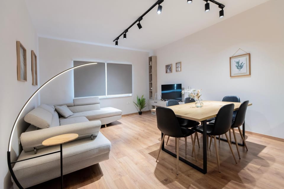 Living room, Seating area, Dining area, Breakfast