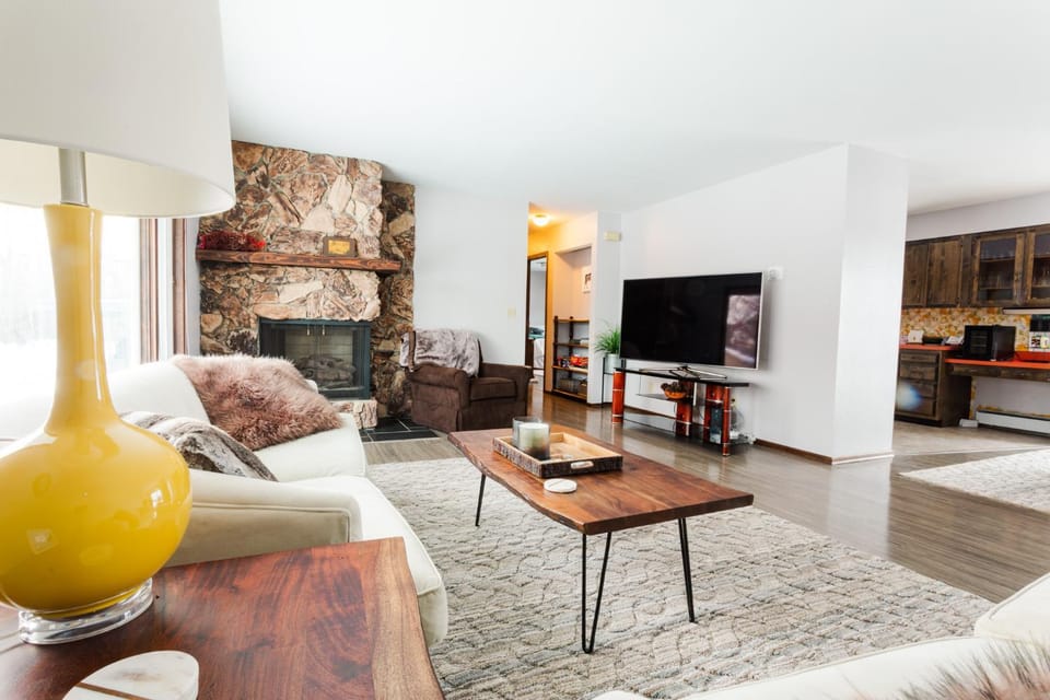 Communal lounge/ TV room, TV and multimedia, Living room, flat iron