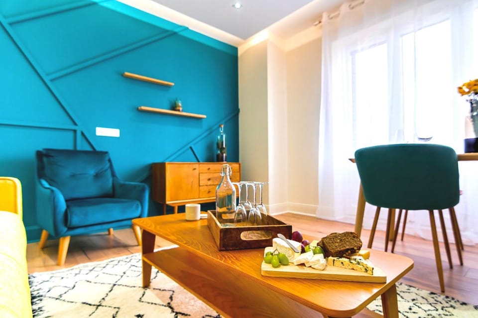 Living room, Food and drinks, Seating area, Dining area, Food