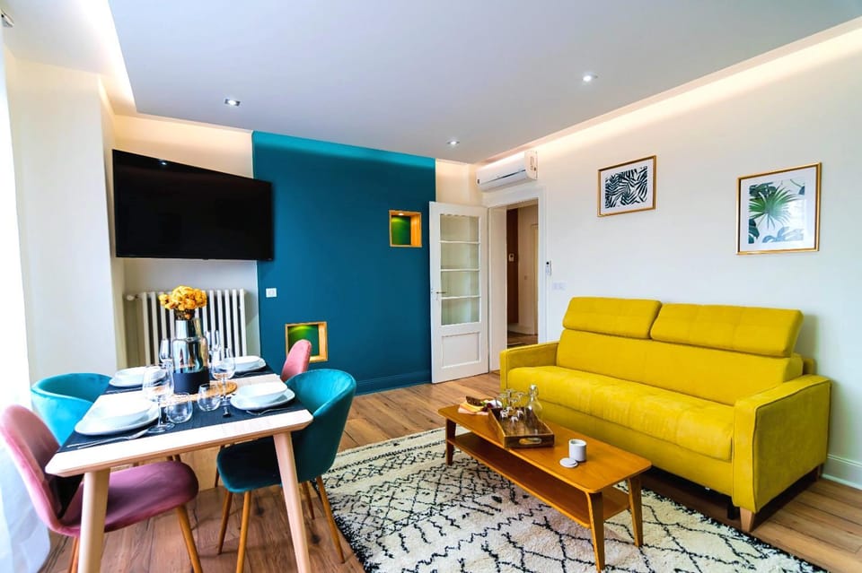 TV and multimedia, Living room, Seating area, Dining area