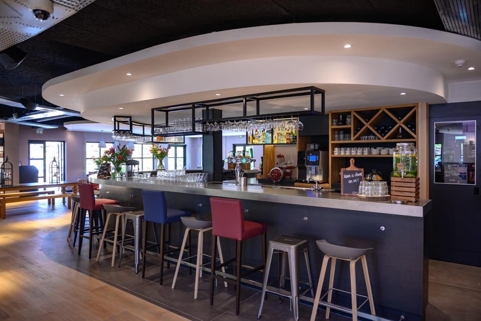 Restaurant/places to eat, Lounge or bar