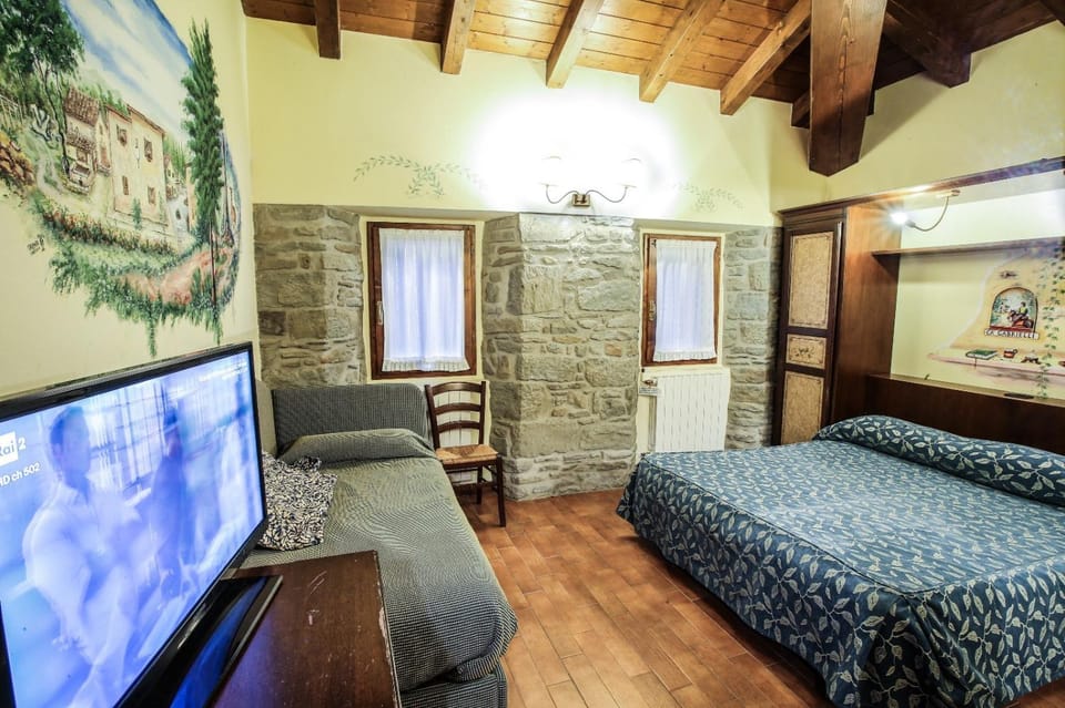 Bed, TV and multimedia, Photo of the whole room, Bedroom